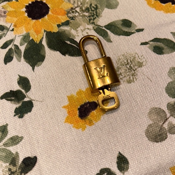 Lv lock‎ & key - Picture 3 of 7